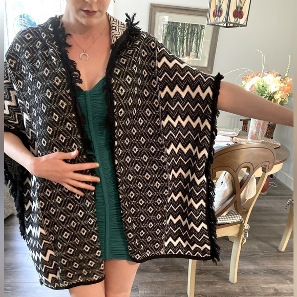 𝅺IF IT WERE ME 100% Cotton BLACK AND WHITE BOHO PONCHO - Size Small - Picture 2 of 12